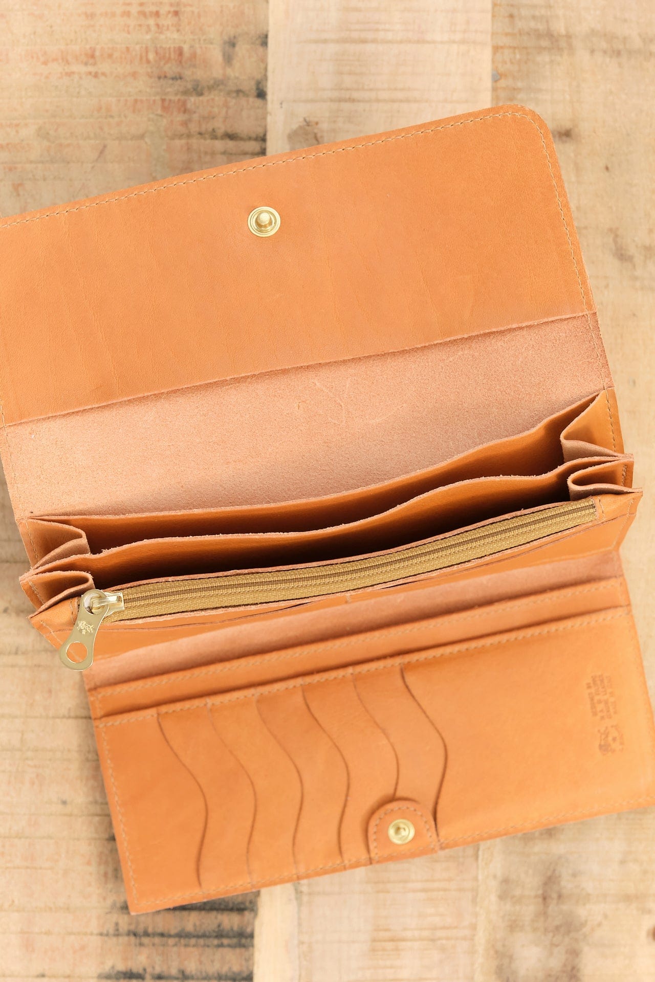 Il Bisonte Accessories Wallets Classic Continental Wallet in Naturale Naturale / 7.25" L X 3.75" W X 1" D