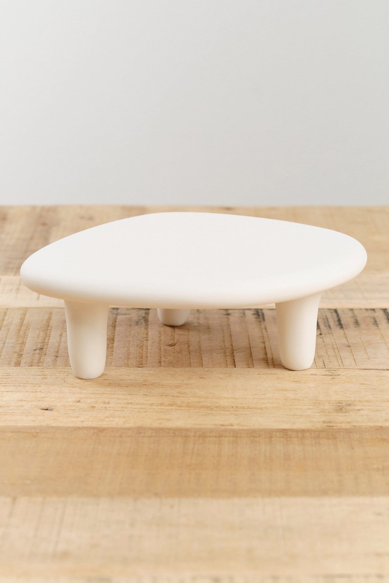 Tina Frey Designs Home Kitchen Serving Puddle Medium Elevated Platter White