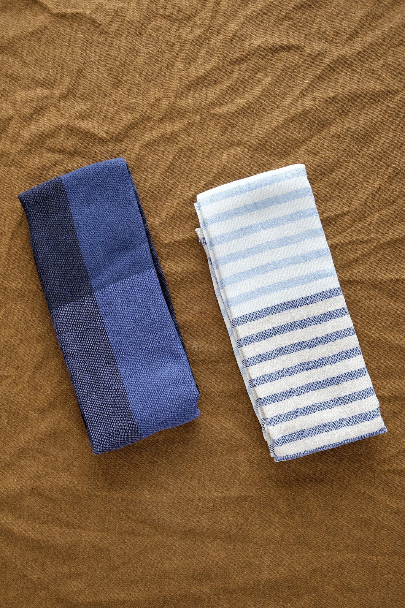 Yoshii Home Bath Textiles Linen Border Hand Towel in Navy Navy / 31.5" L x 13" W