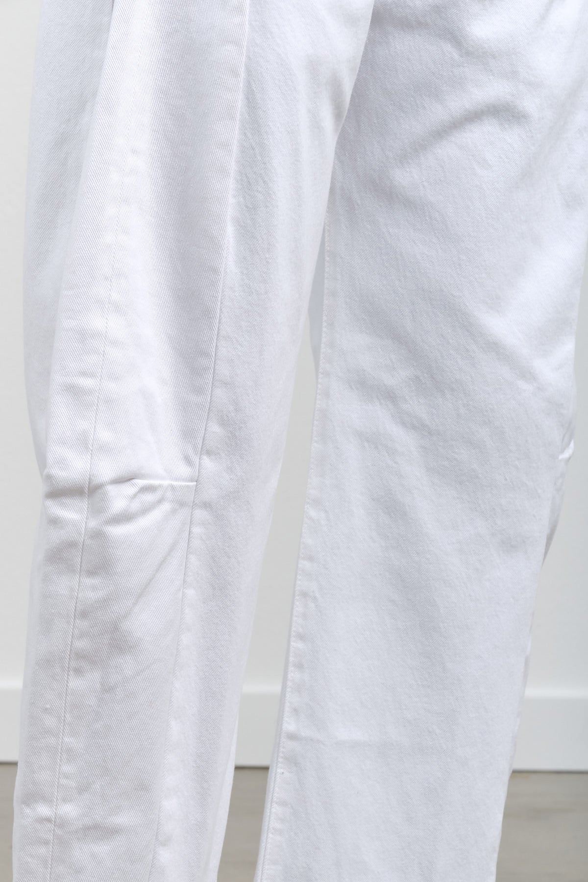 Knee view of Vintage Lasso Jean in Ecru White