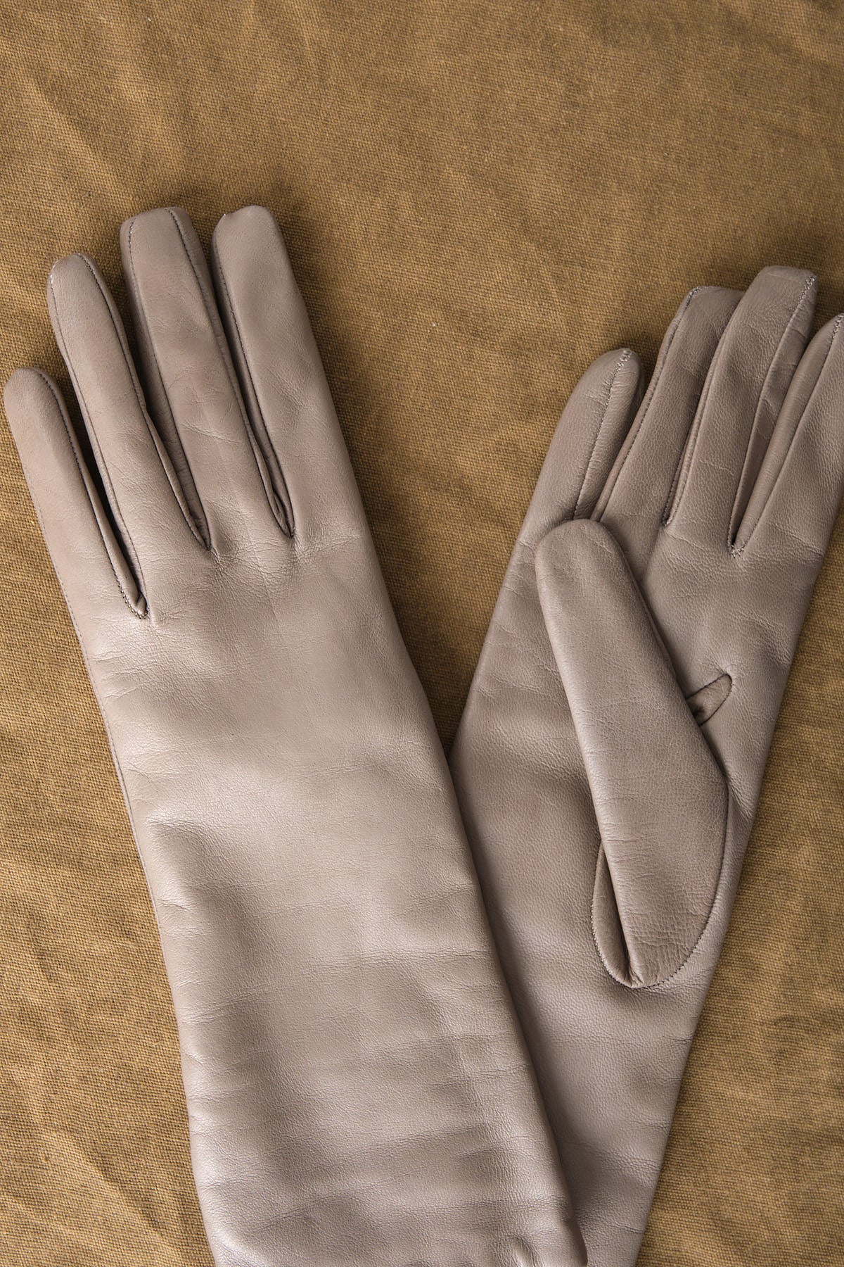 Classic Leather Gloves in Taupe