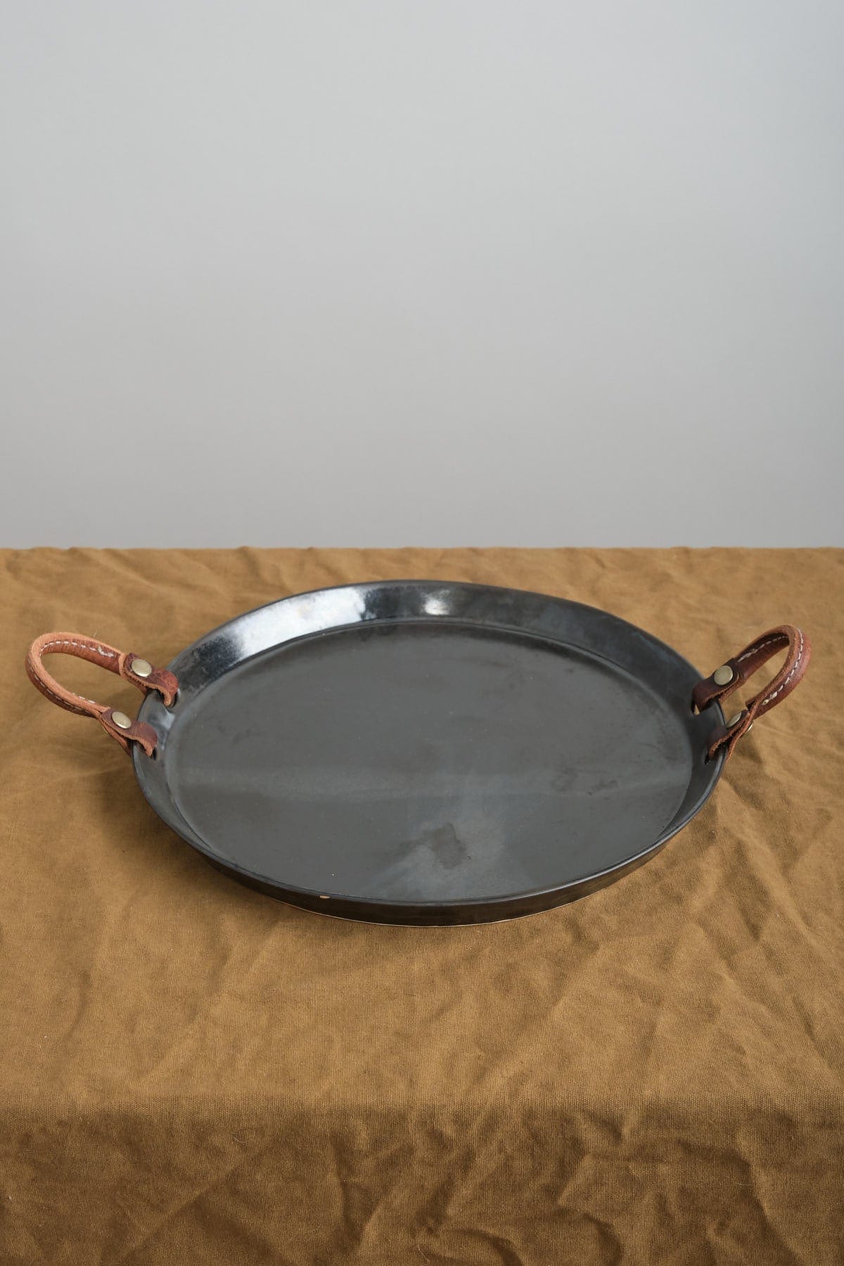 DBO Home Home Kitchen Serving Remo Handled Tray In Mussel Mussel / 13" Dia X 1" H