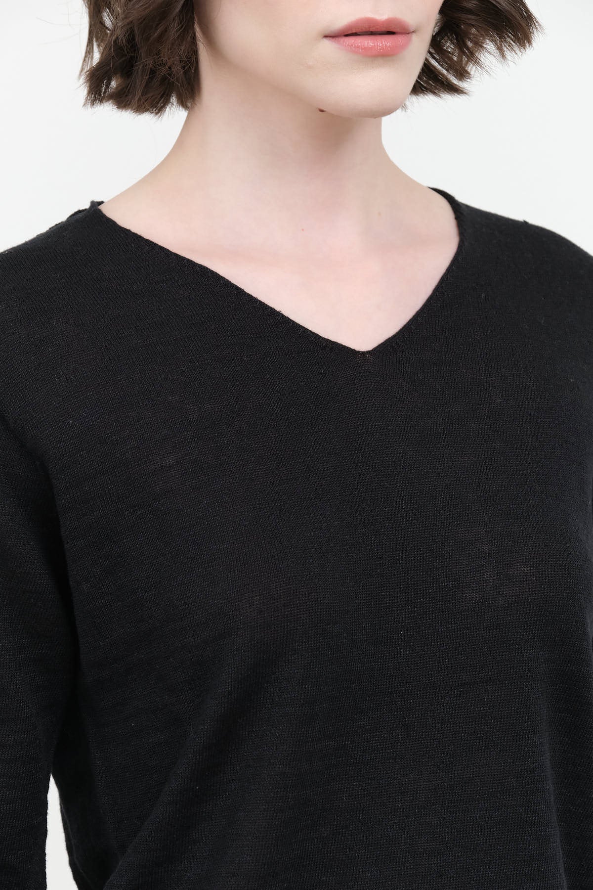 Collar of Washable Linen V Neck Pullover in Black