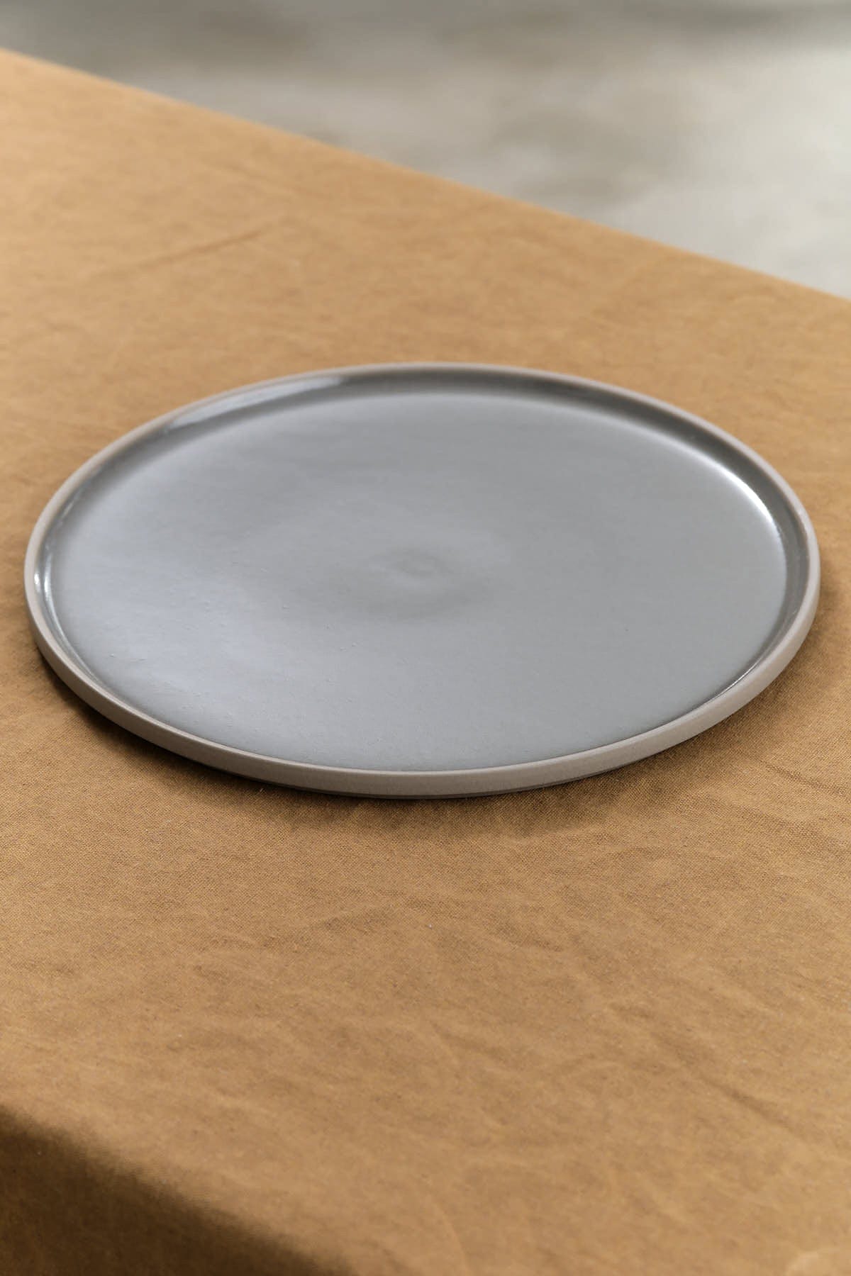 Hasami Porcelain Home Kitchen Dishware 10" Glazed Plate Dark Gray / 10" D X 1/2" H
