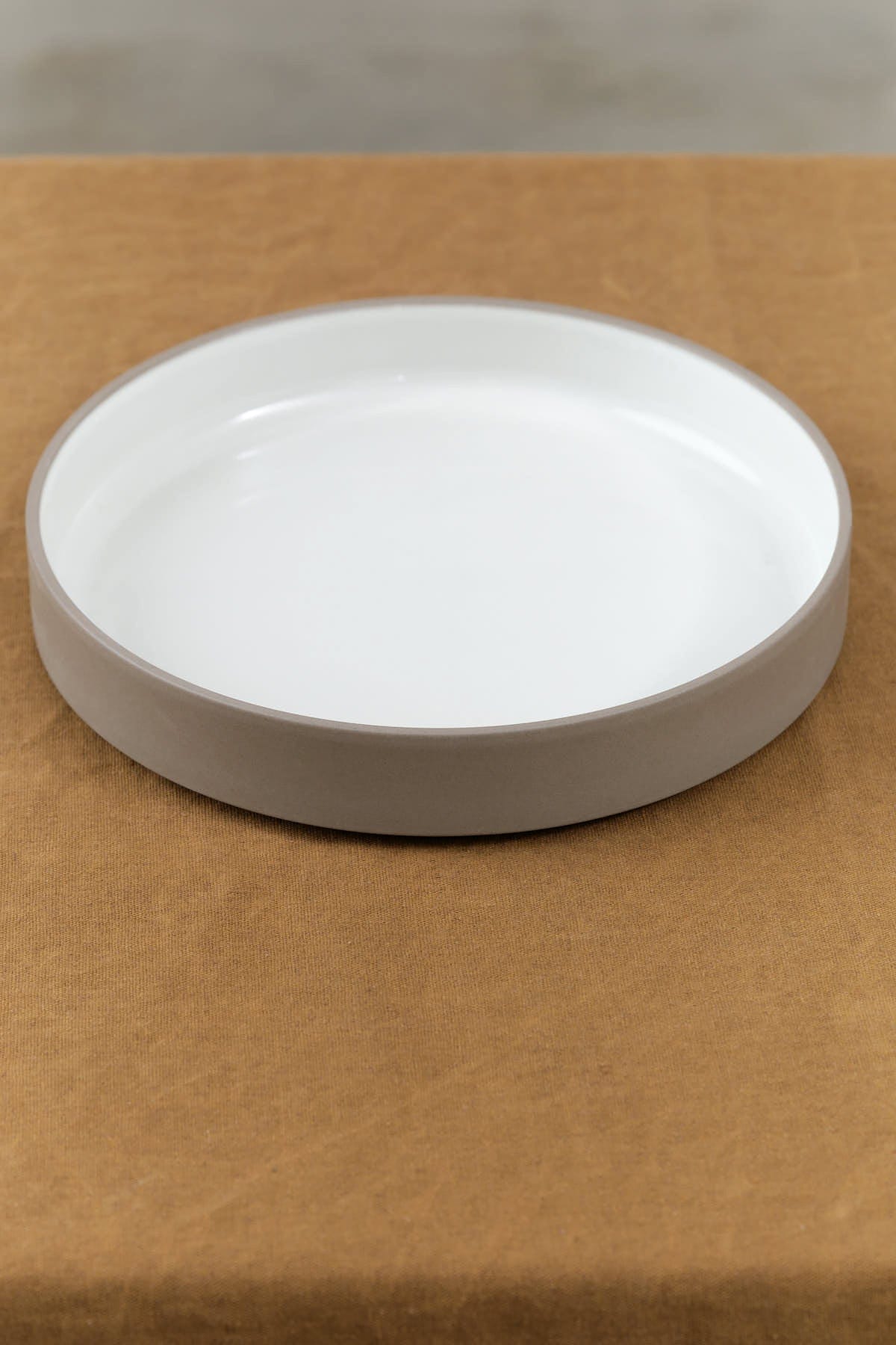 Hasami Porcelain Home Kitchen Dishware Large Glazed Shallow Bowl Ash White / 8 5/8" D X 1 3/8" H