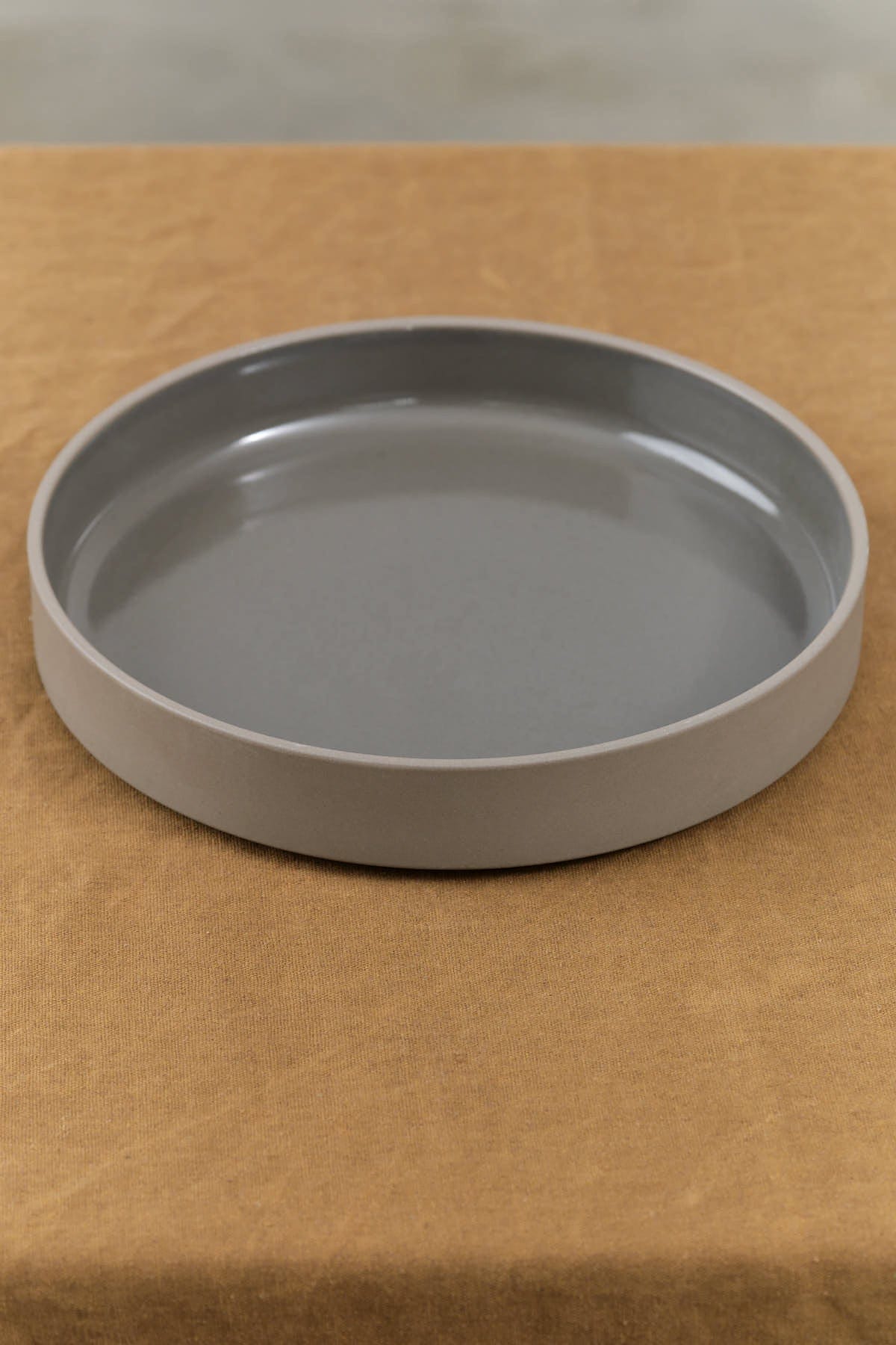 Hasami Porcelain Home Kitchen Dishware Large Glazed Shallow Bowl Dark Gray / 8 5/8" D X 1 3/8" H