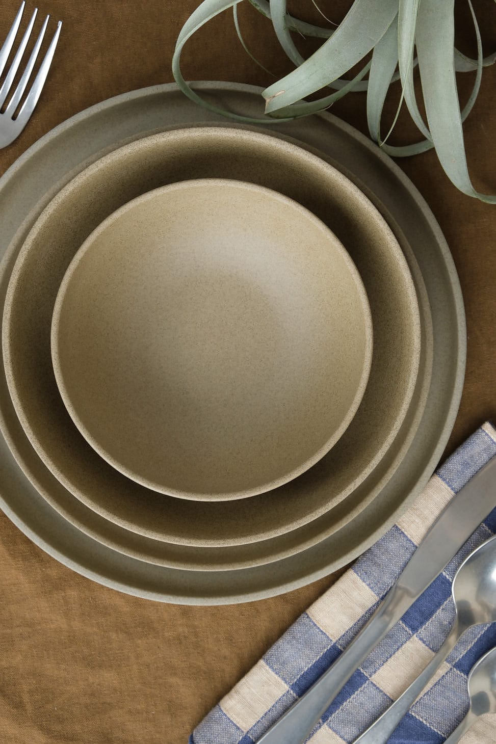 Hasami Porcelain Home Kitchen Dishware Small Shallow Round Bowl Natural / 5 5/8" D X 2" H