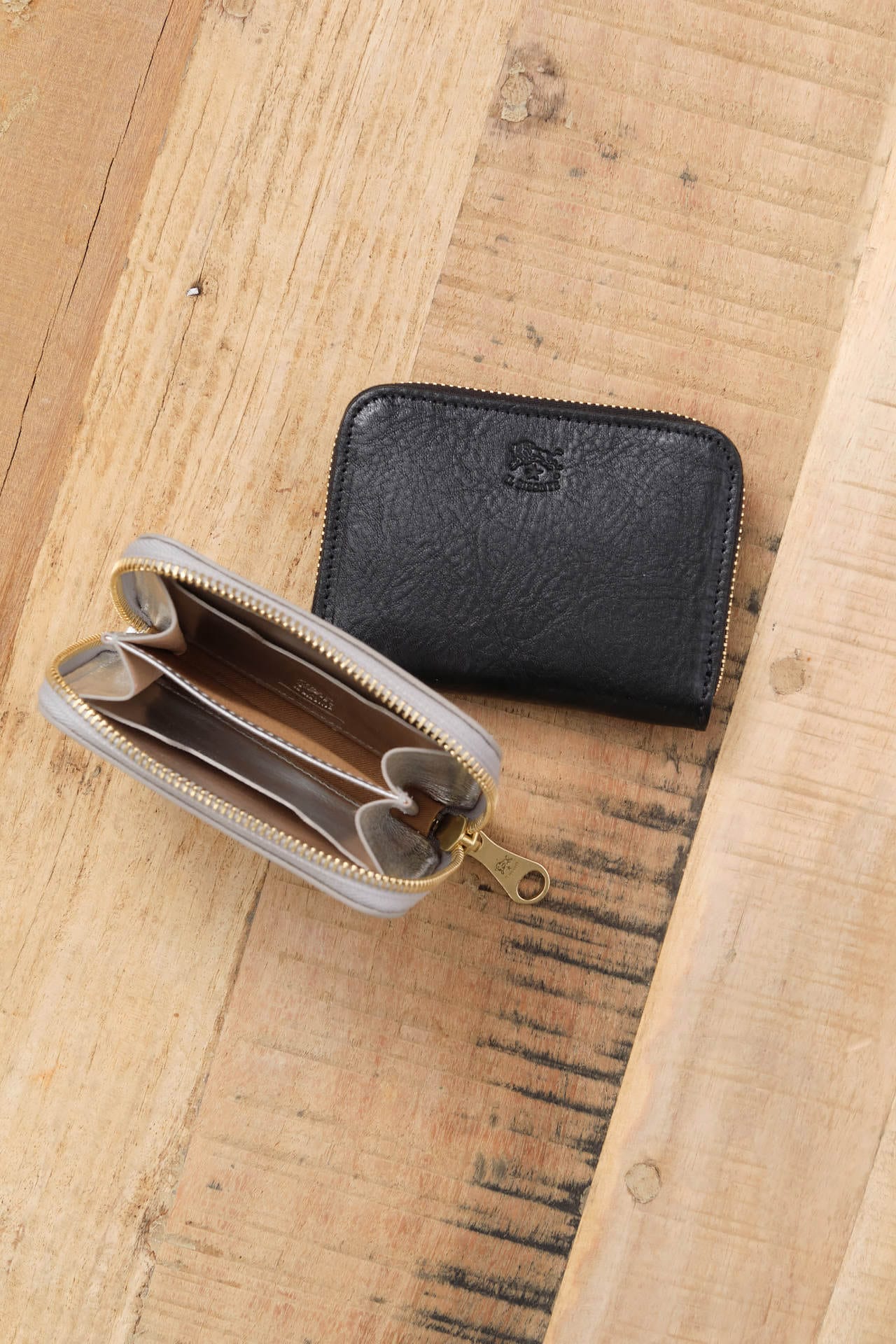 Il Bisonte Accessories Wallets Cestello Zip Around Wallet in Nero Nero / 4.25" L X 3.5" W X .75" D