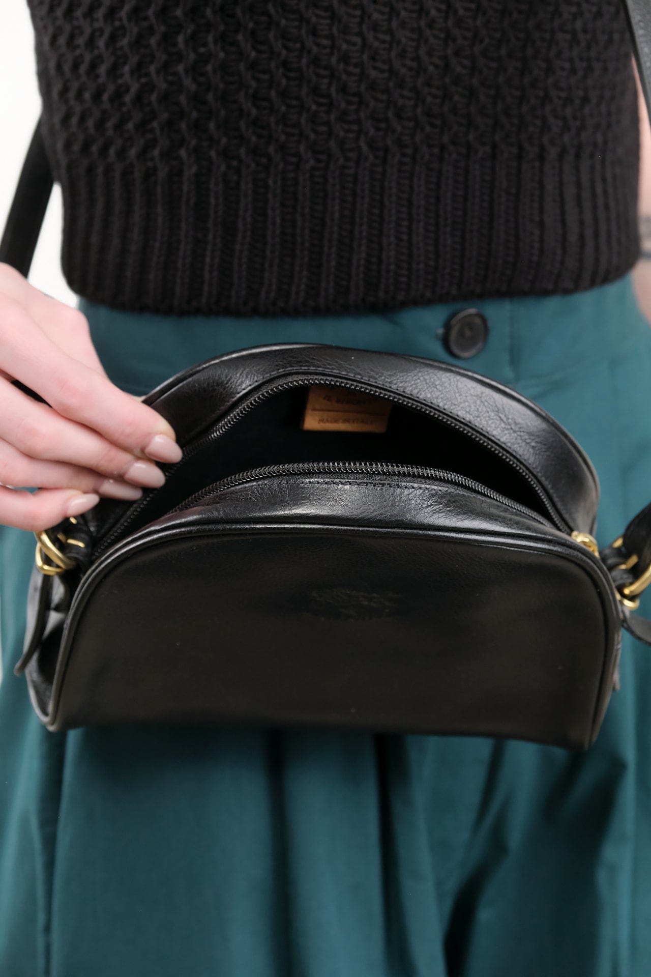 Il Bisonte Accessories Bags Classic Crossbody Bag in Nero Nero / 8.5" L X 6.25" H X 3" D