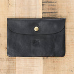 Il Bisonte Accessories Bags Classic Envelope Case in Nero Nero / 6.25" L X 4.25" W X .5" D