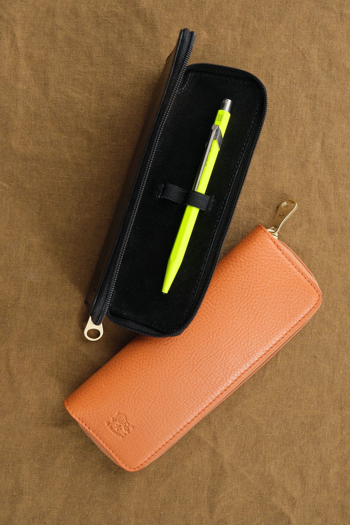 Il Bisonte Home Objects Cowhide Pen Holder in Nero Nero / 2.8" L X 6.7" H X 1" D