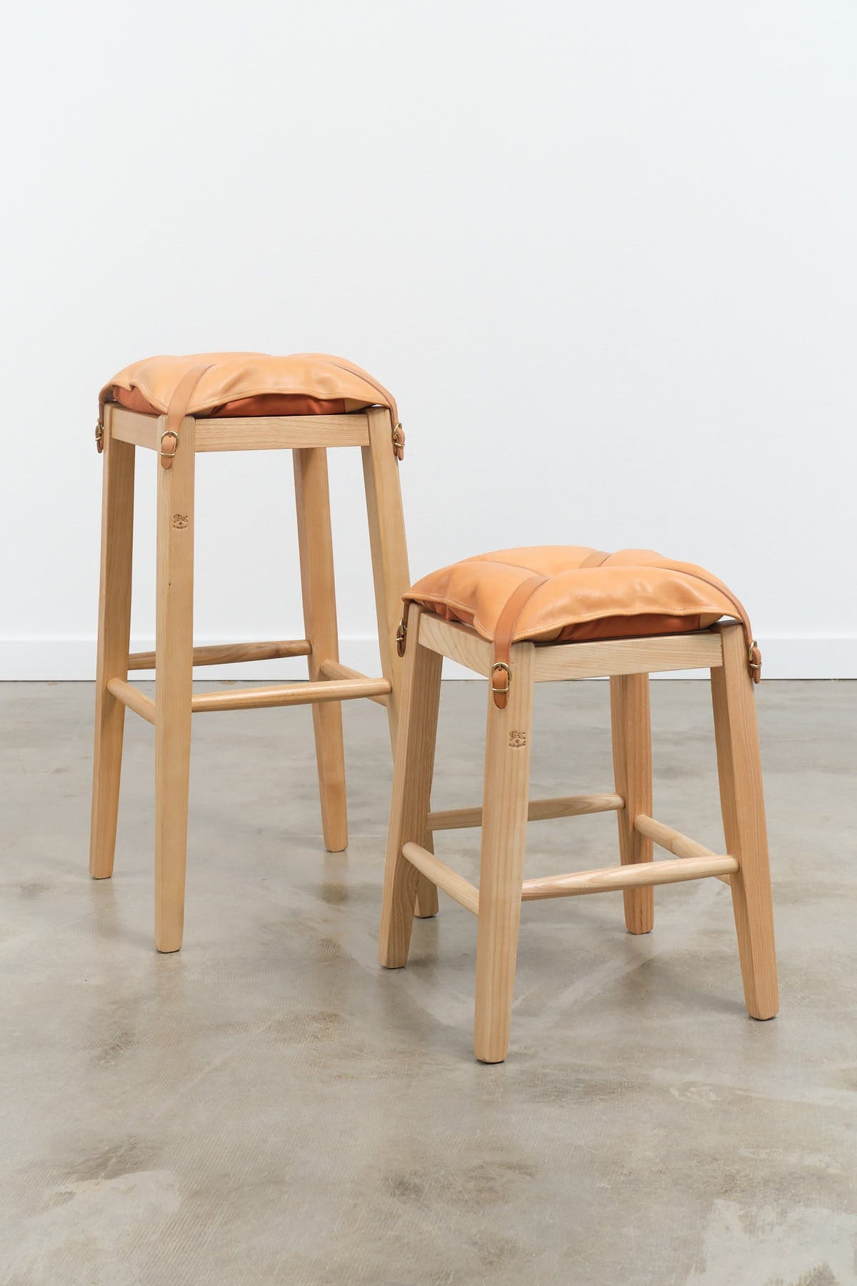 Il Bisonte Home Objects Cowhide Stool with Pillow in Naturale Naturale / 14.6" L X 19.6" H X 13.8" D
