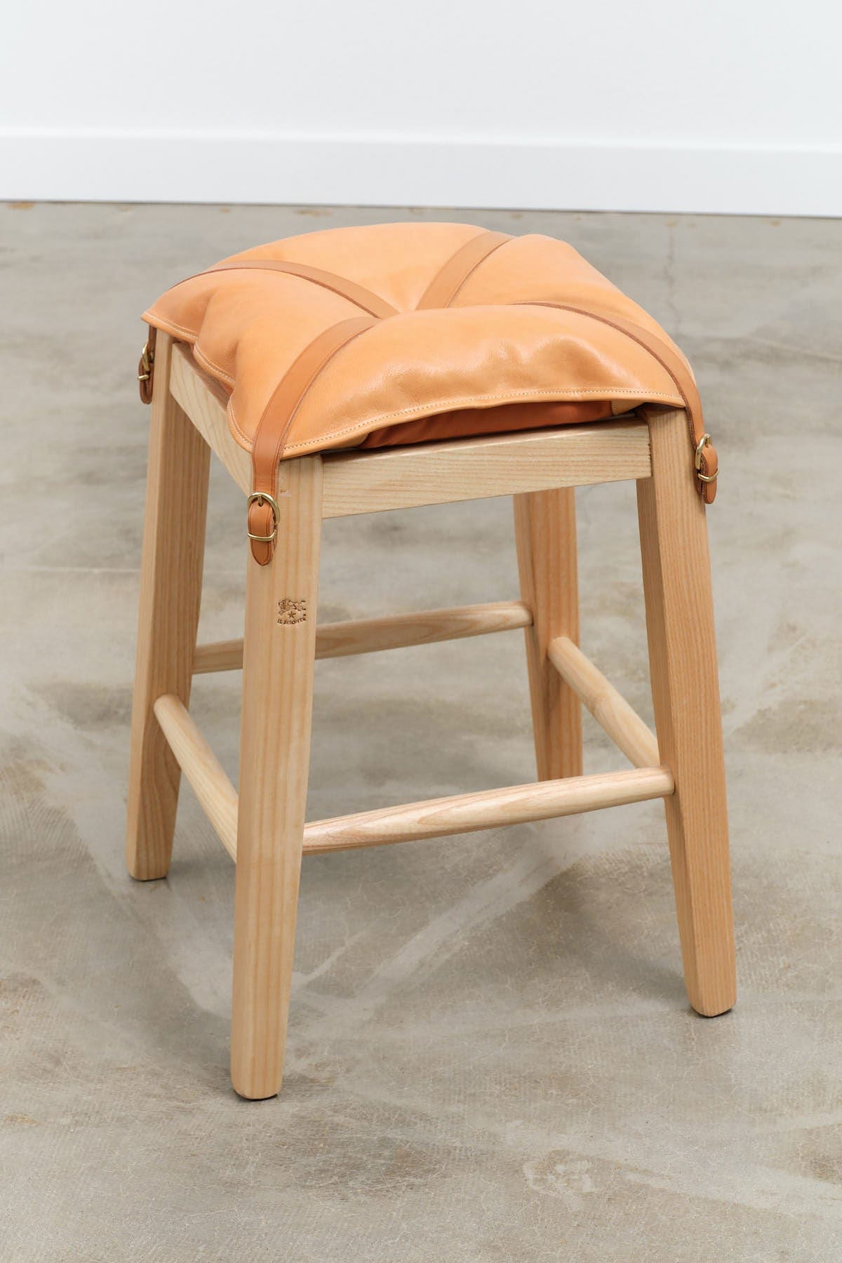 Il Bisonte Home Objects Cowhide Stool with Pillow in Naturale Naturale / 14.6" L X 19.6" H X 13.8" D
