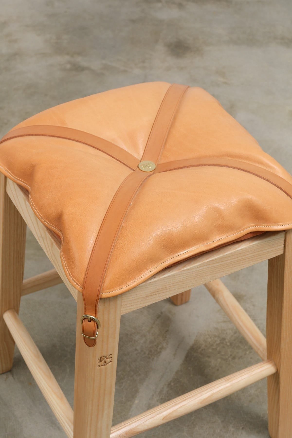 Il Bisonte Home Objects Cowhide Stool with Pillow in Naturale Naturale / 14.6" L X 19.6" H X 13.8" D