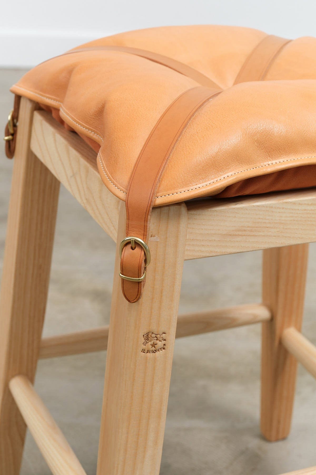 Il Bisonte Home Objects Cowhide Stool with Pillow in Naturale Naturale / 14.6" L X 19.6" H X 13.8" D
