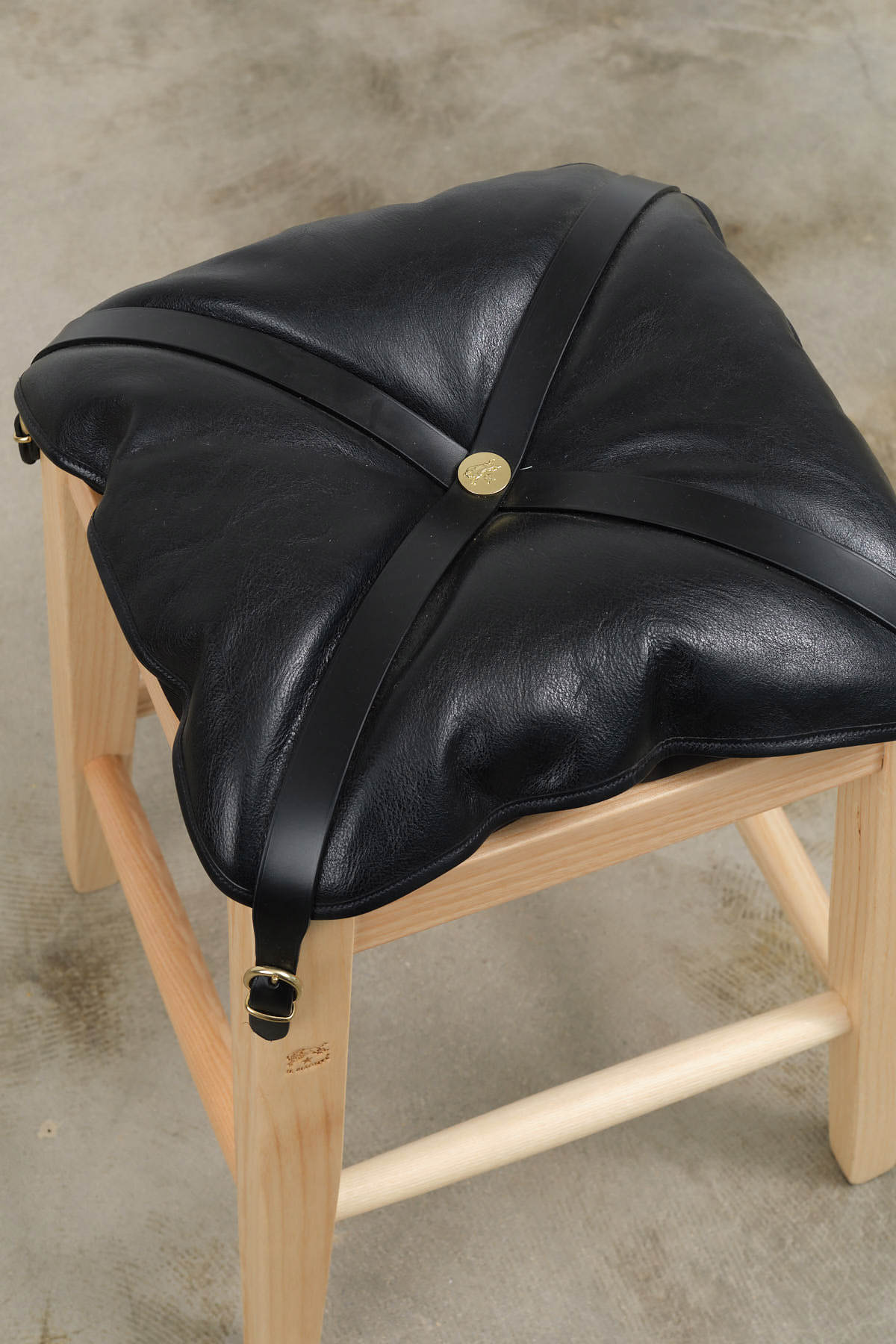 Il Bisonte Home Objects Cowhide Stool with Pillow in Nero Nero / 14.6" L X 19.6" H X 13.8" D