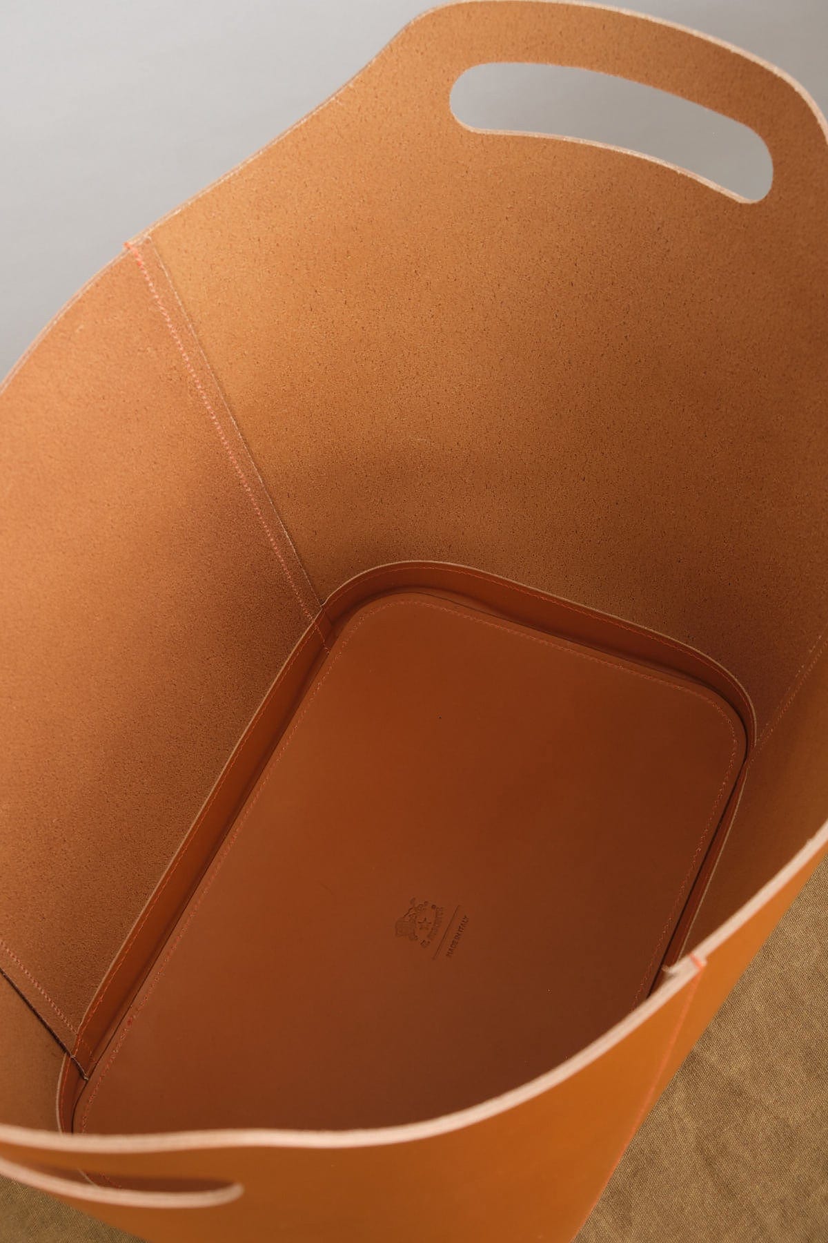 Il Bisonte Home Baskets Cowhide Storage Basket in Caramel Caramel / 16" L X 14.2" H X 8" D