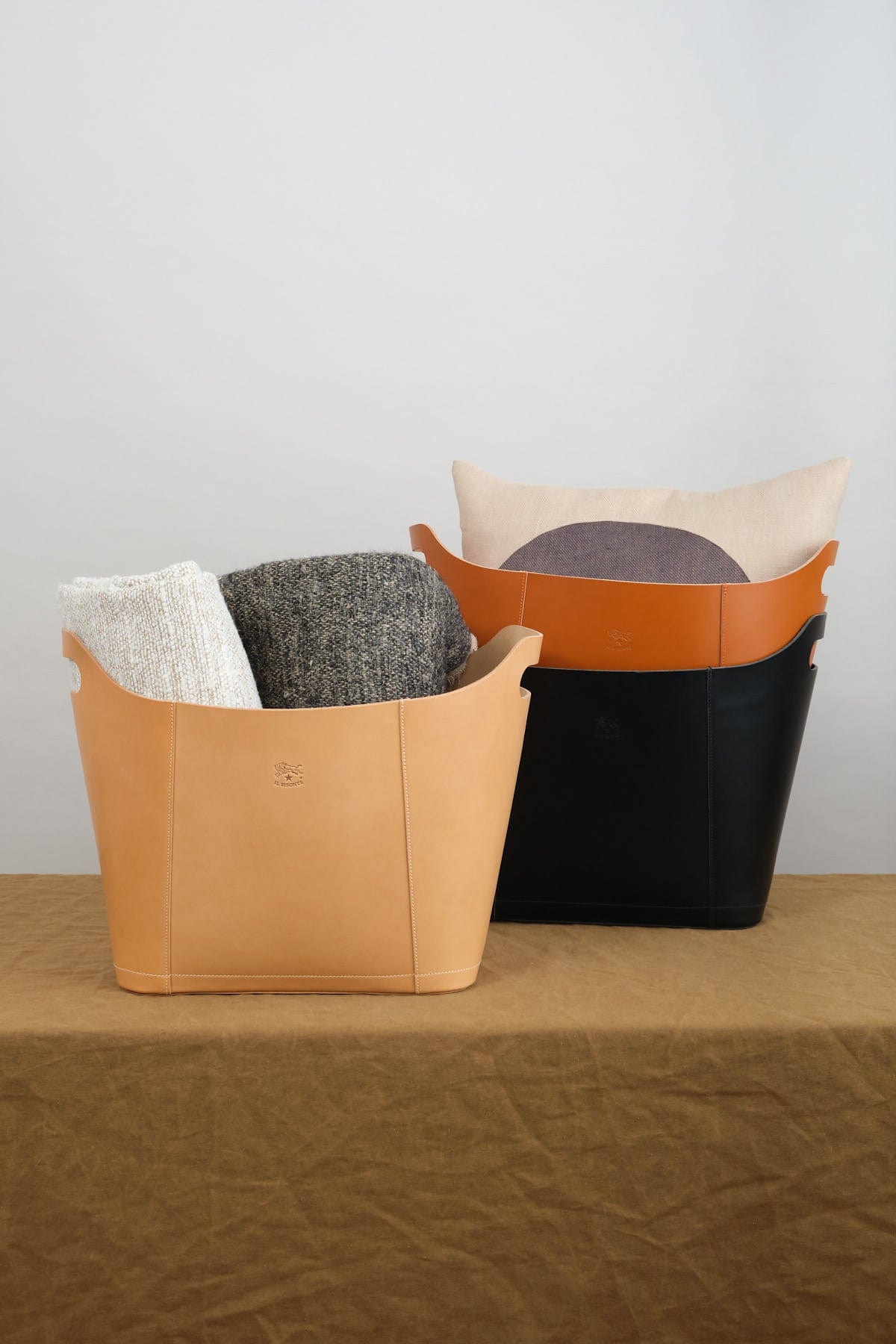 Il Bisonte Home Baskets Cowhide Storage Basket in Naturale Naturale / 16" L X 14.2" H X 8" D