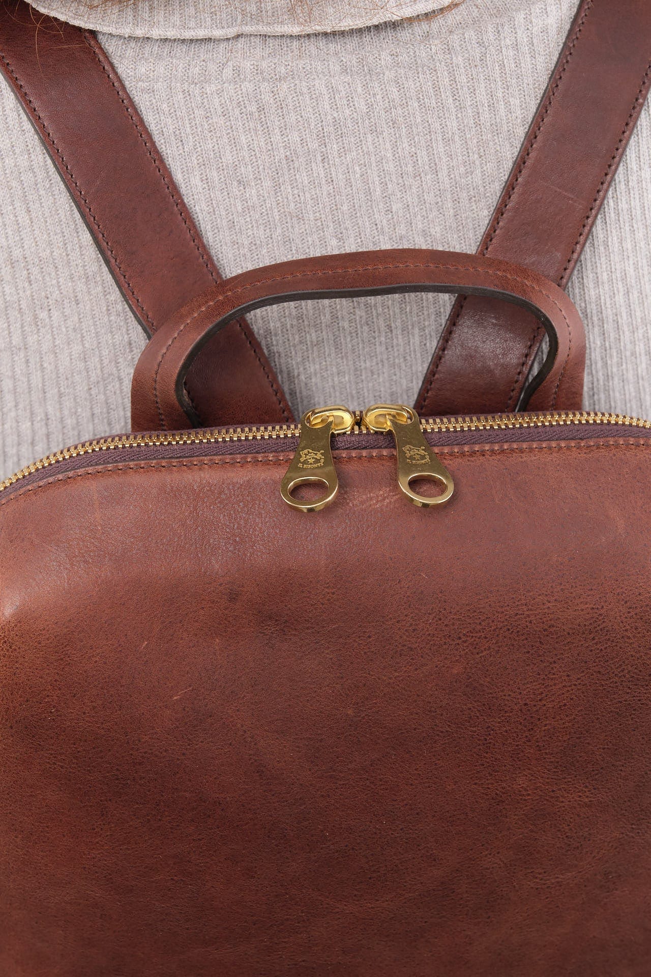 Il Bisonte Accessories Bags Duccio Backpack Bag in Caffe Caffe / 11" L X 15.5" H X 4.25" D