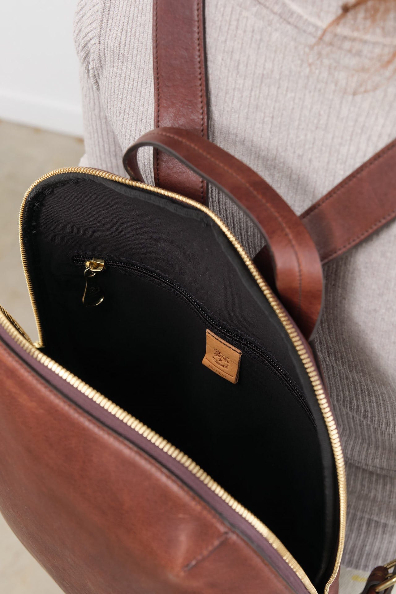 Il Bisonte Accessories Bags Duccio Backpack Bag in Caffe Caffe / 11" L X 15.5" H X 4.25" D