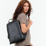 Il Bisonte Accessories Bags Duccio Backpack Bag in Nero Nero / 11" L X 15.5" H X 4.25" D