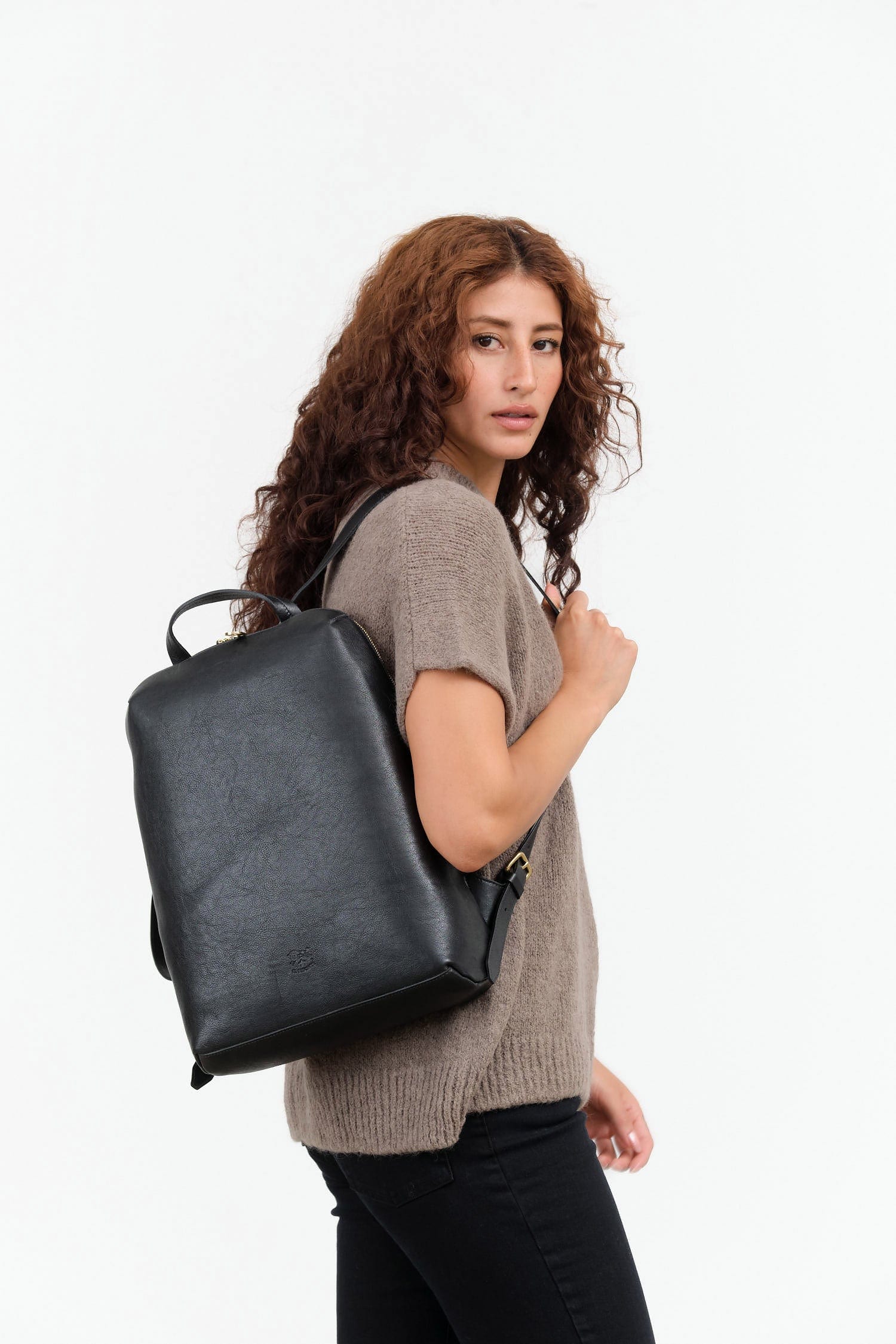 Il Bisonte Accessories Bags Duccio Backpack Bag in Nero Nero / 11" L X 15.5" H X 4.25" D