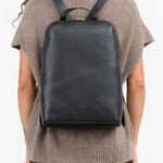 Il Bisonte Accessories Bags Duccio Backpack Bag in Nero Nero / 11" L X 15.5" H X 4.25" D