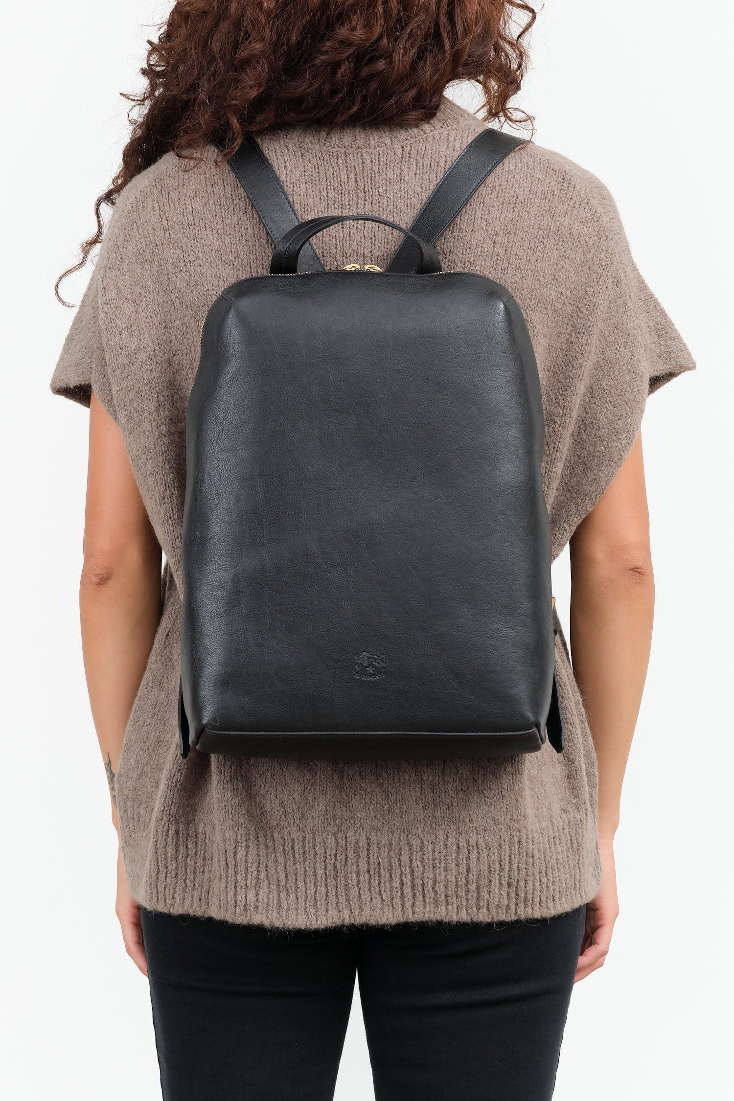 Il Bisonte Accessories Bags Duccio Backpack Bag in Nero Nero / 11" L X 15.5" H X 4.25" D