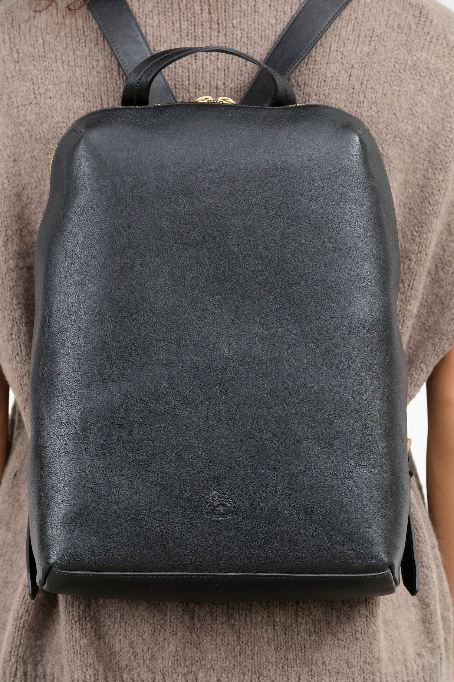 Il Bisonte Accessories Bags Duccio Backpack Bag in Nero Nero / 11" L X 15.5" H X 4.25" D