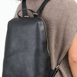 Il Bisonte Accessories Bags Duccio Backpack Bag in Nero Nero / 11" L X 15.5" H X 4.25" D
