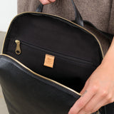 Il Bisonte Accessories Bags Duccio Backpack Bag in Nero Nero / 11" L X 15.5" H X 4.25" D