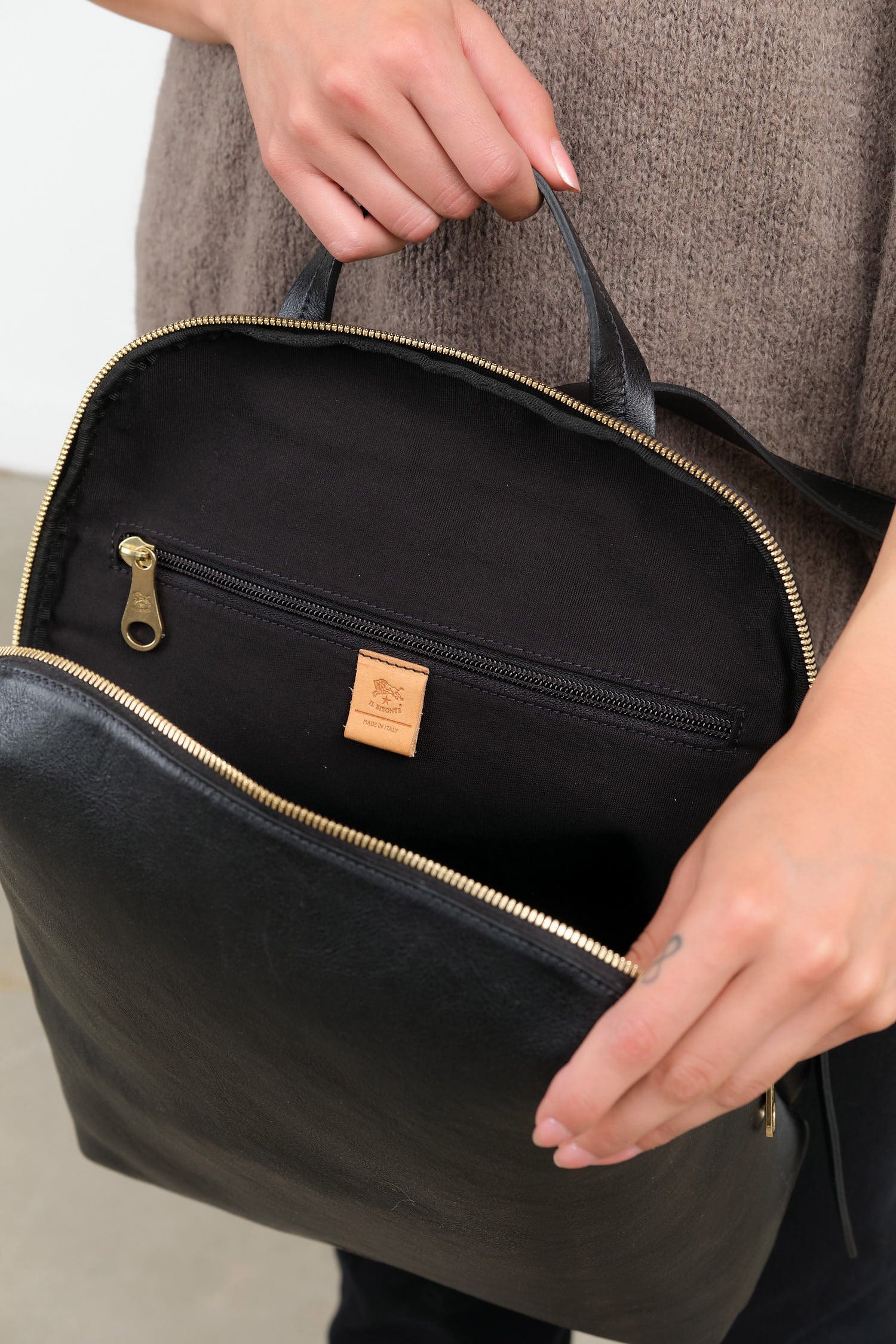 Il Bisonte Accessories Bags Duccio Backpack Bag in Nero Nero / 11" L X 15.5" H X 4.25" D