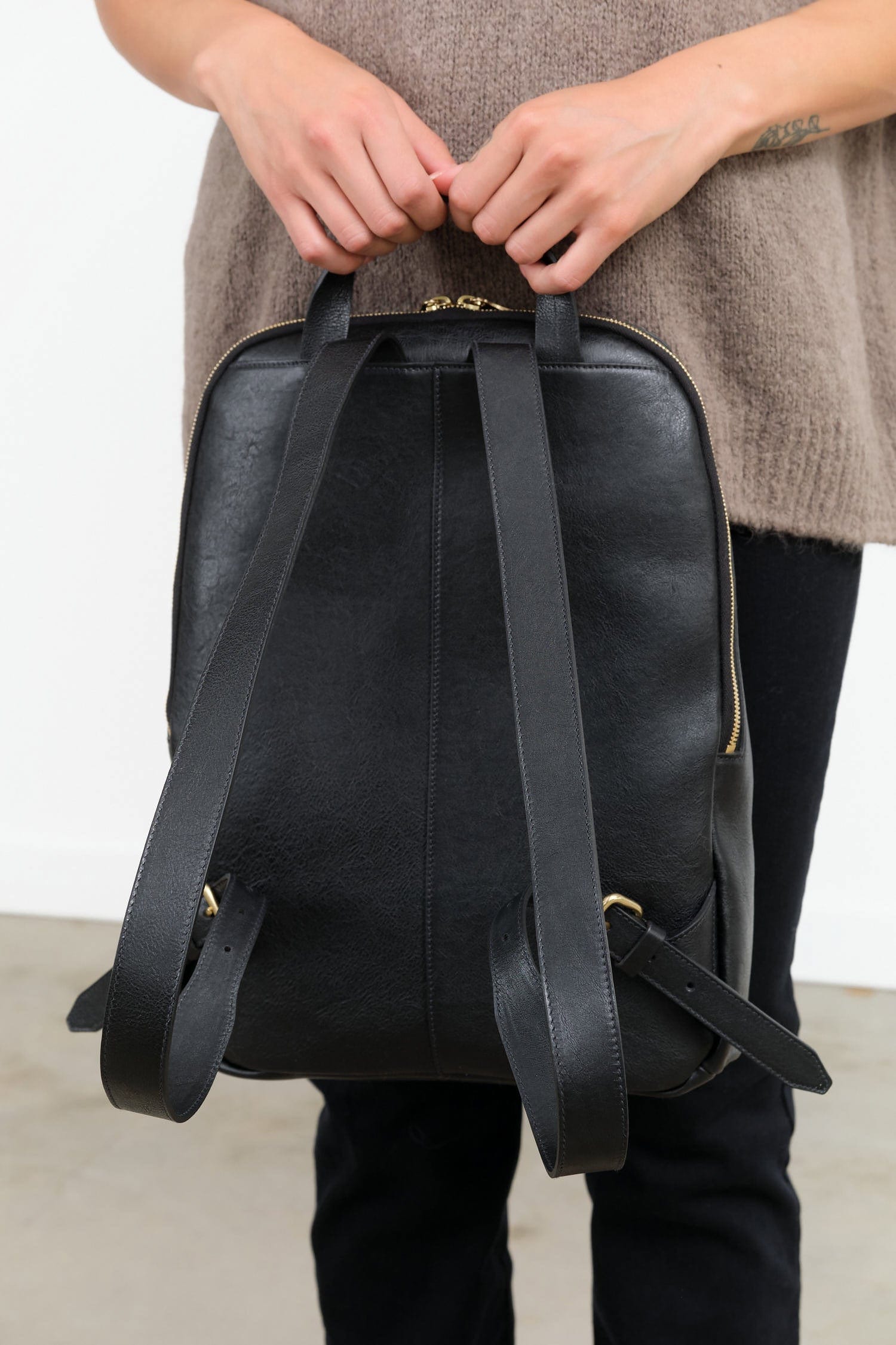 Il Bisonte Accessories Bags Duccio Backpack Bag in Nero Nero / 11" L X 15.5" H X 4.25" D
