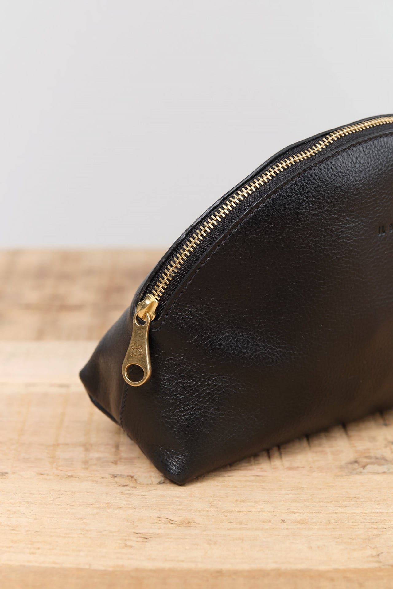 Il Bisonte Accessories Bags Large Bigallo Beauty Case in Nero Nero / 8" L X 6.25" H X 2.75" D