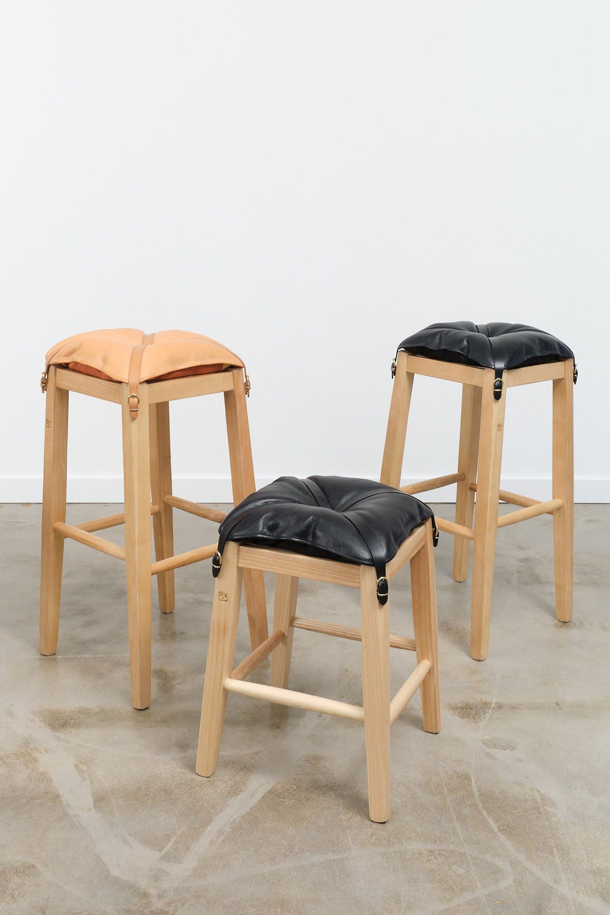 Il Bisonte Home Objects Large Cowhide Stool with Pillow in Naturale Naturale / 14.6" L X 28.3" H X 15.2" D