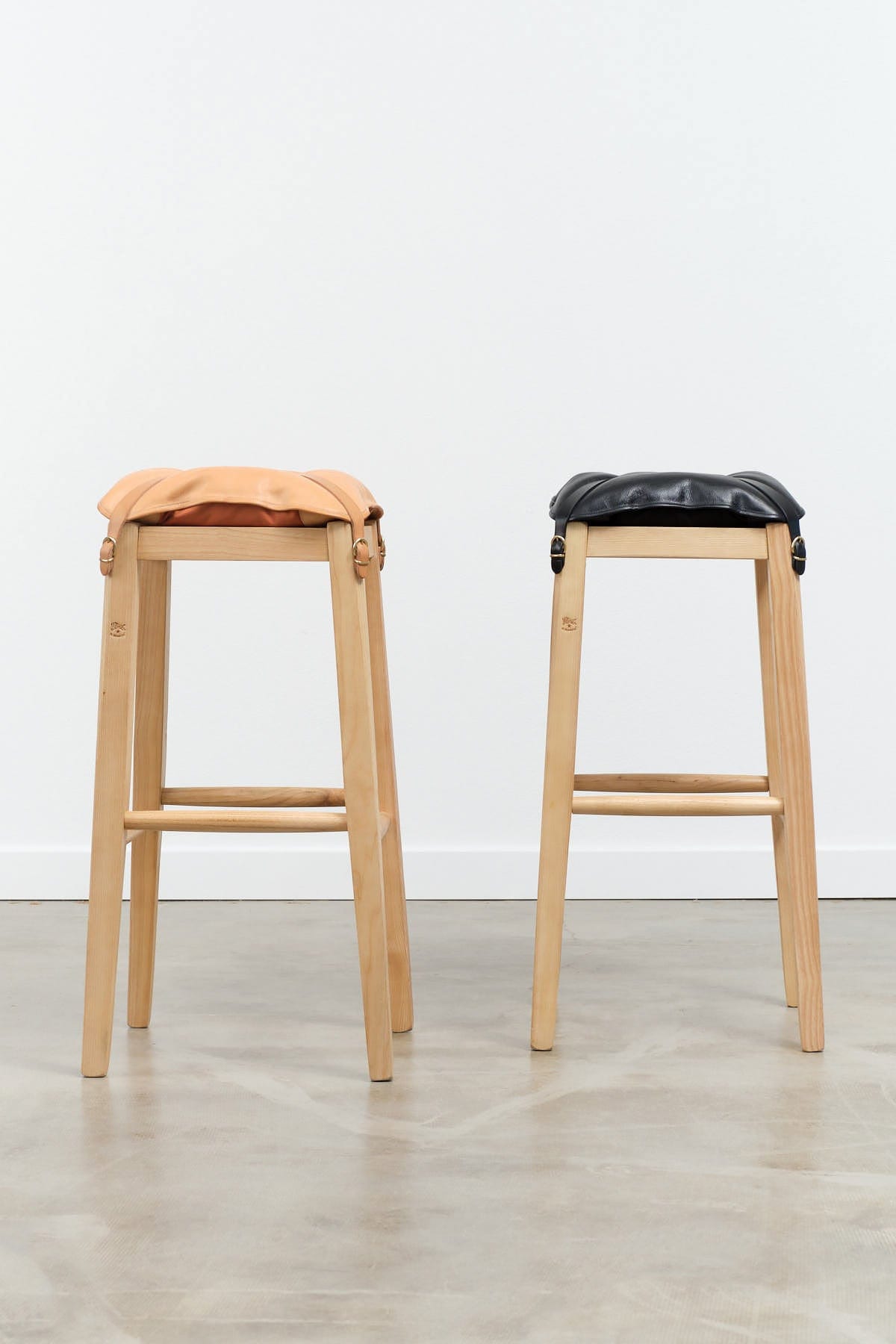 Il Bisonte Home Objects Large Cowhide Stool with Pillow in Naturale Naturale / 14.6" L X 28.3" H X 15.2" D