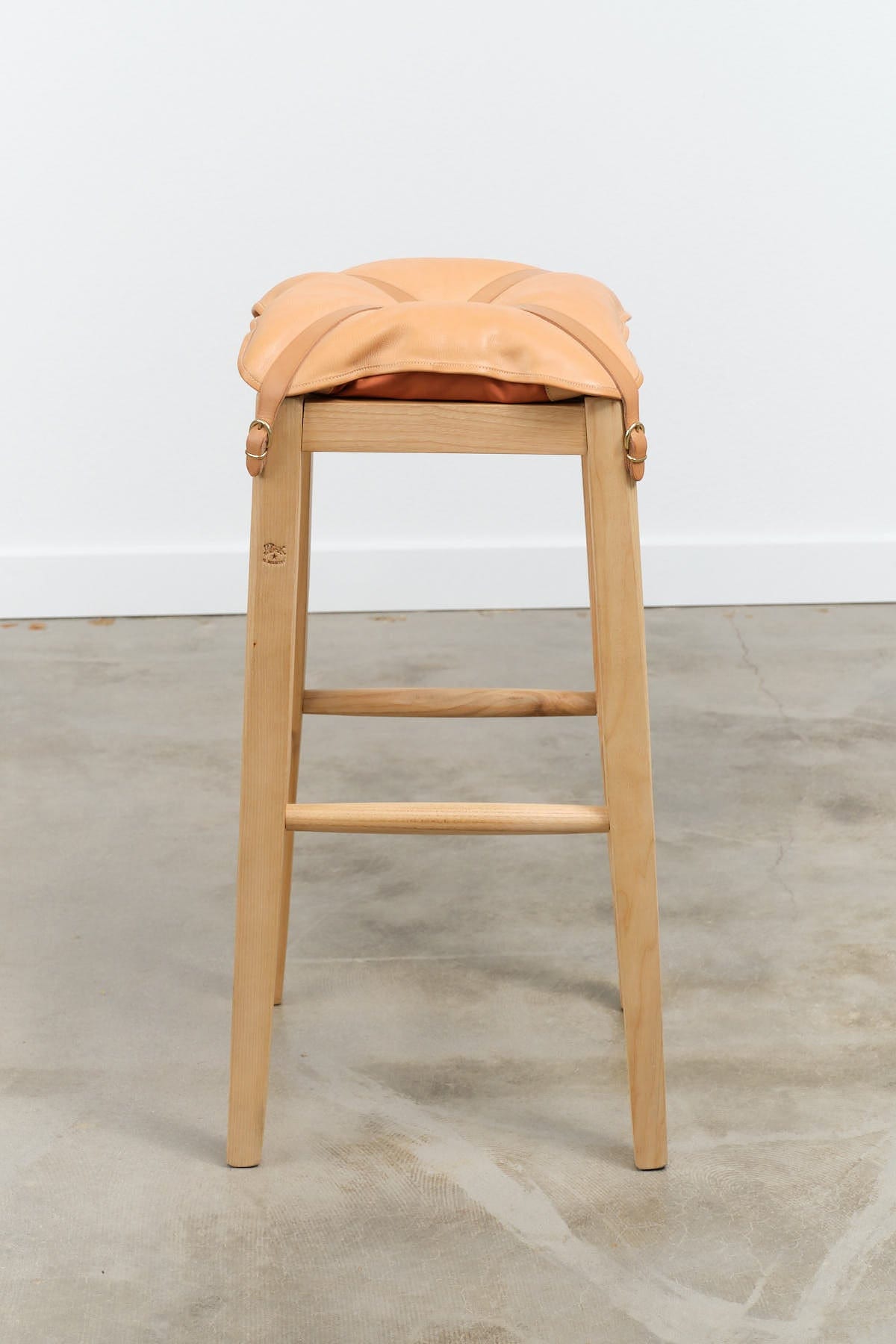 Il Bisonte Home Objects Large Cowhide Stool with Pillow in Naturale Naturale / 14.6" L X 28.3" H X 15.2" D