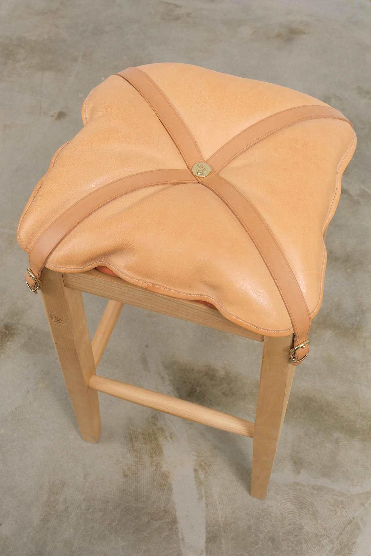 Il Bisonte Home Objects Large Cowhide Stool with Pillow in Naturale Naturale / 14.6" L X 28.3" H X 15.2" D