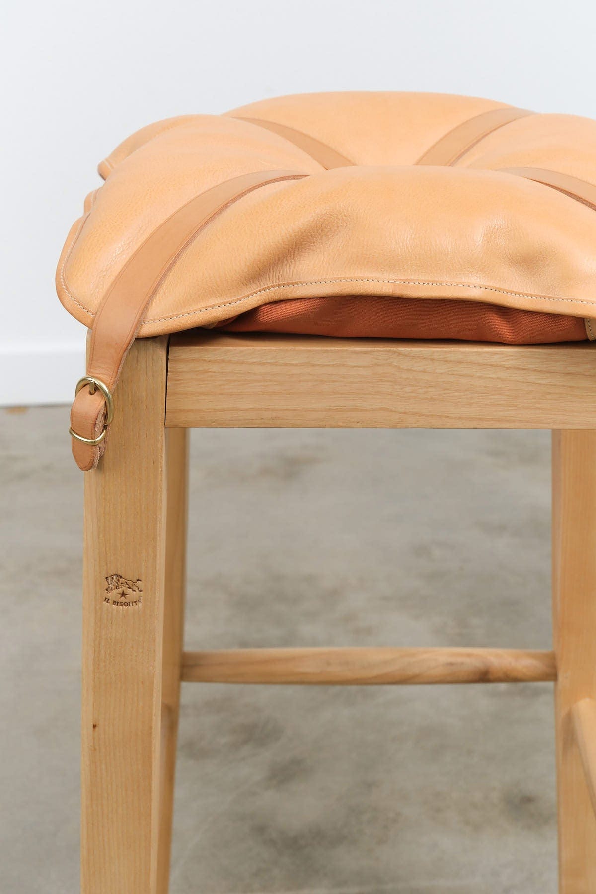 Il Bisonte Home Objects Large Cowhide Stool with Pillow in Naturale Naturale / 14.6" L X 28.3" H X 15.2" D