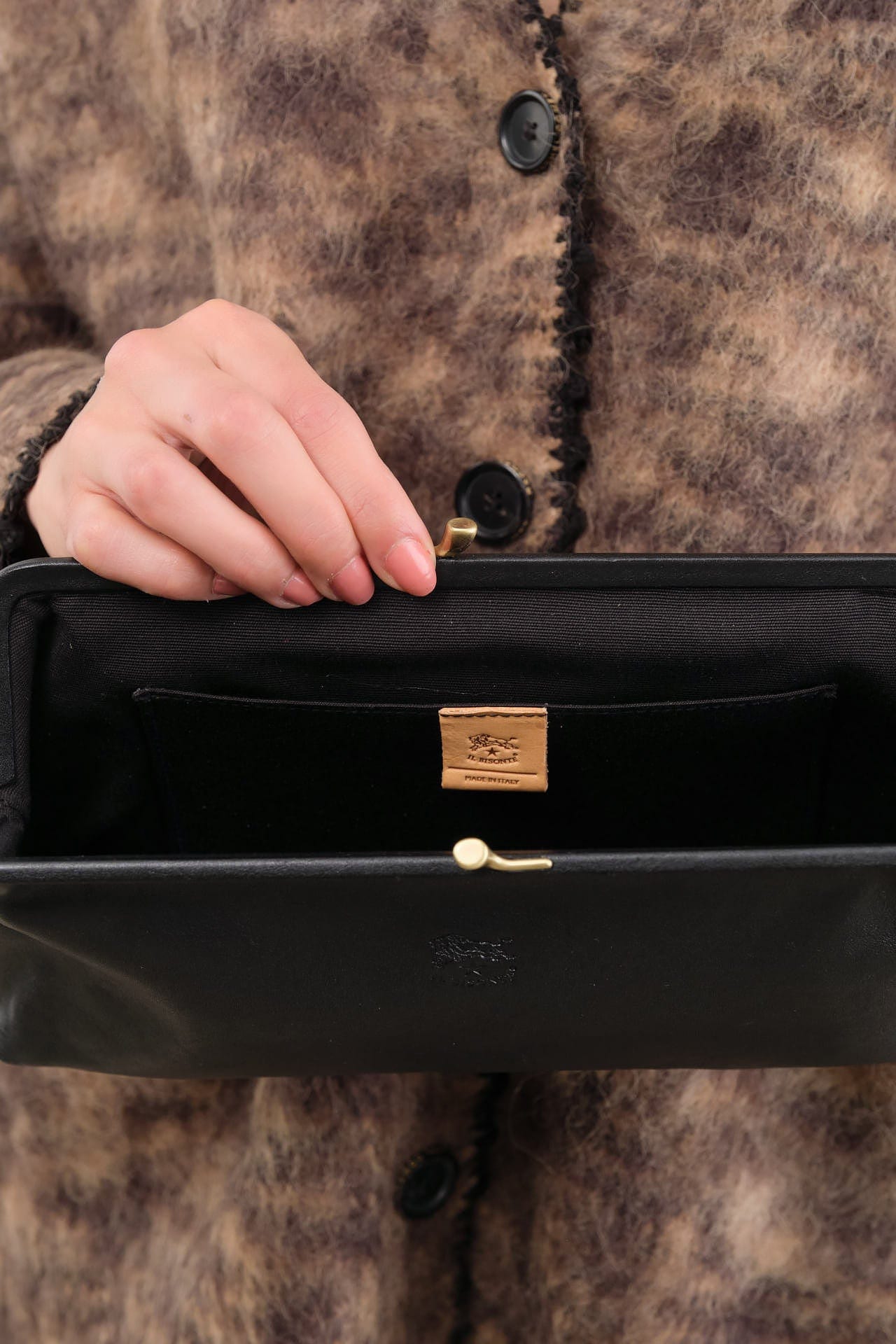 Il Bisonte Accessories Bags Manuela Clutch Bag in Nero Nero / 10" L X 5" H X 1.5" D