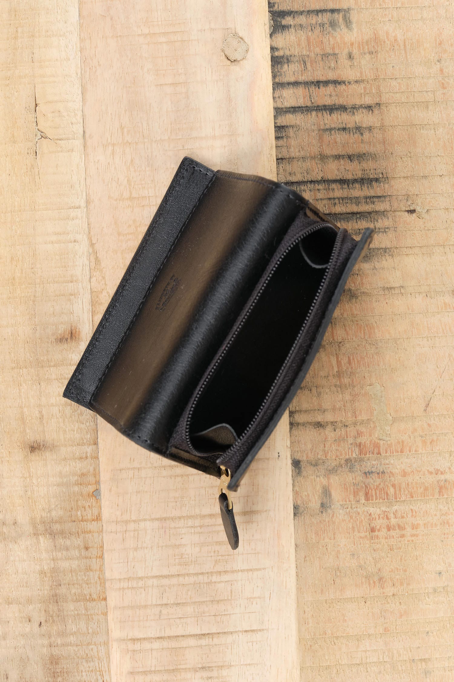 Il Bisonte Accessories Wallets Medium Classic Wallet in Nero Nero / 4.25" L X 3.5" W X 1.25" D