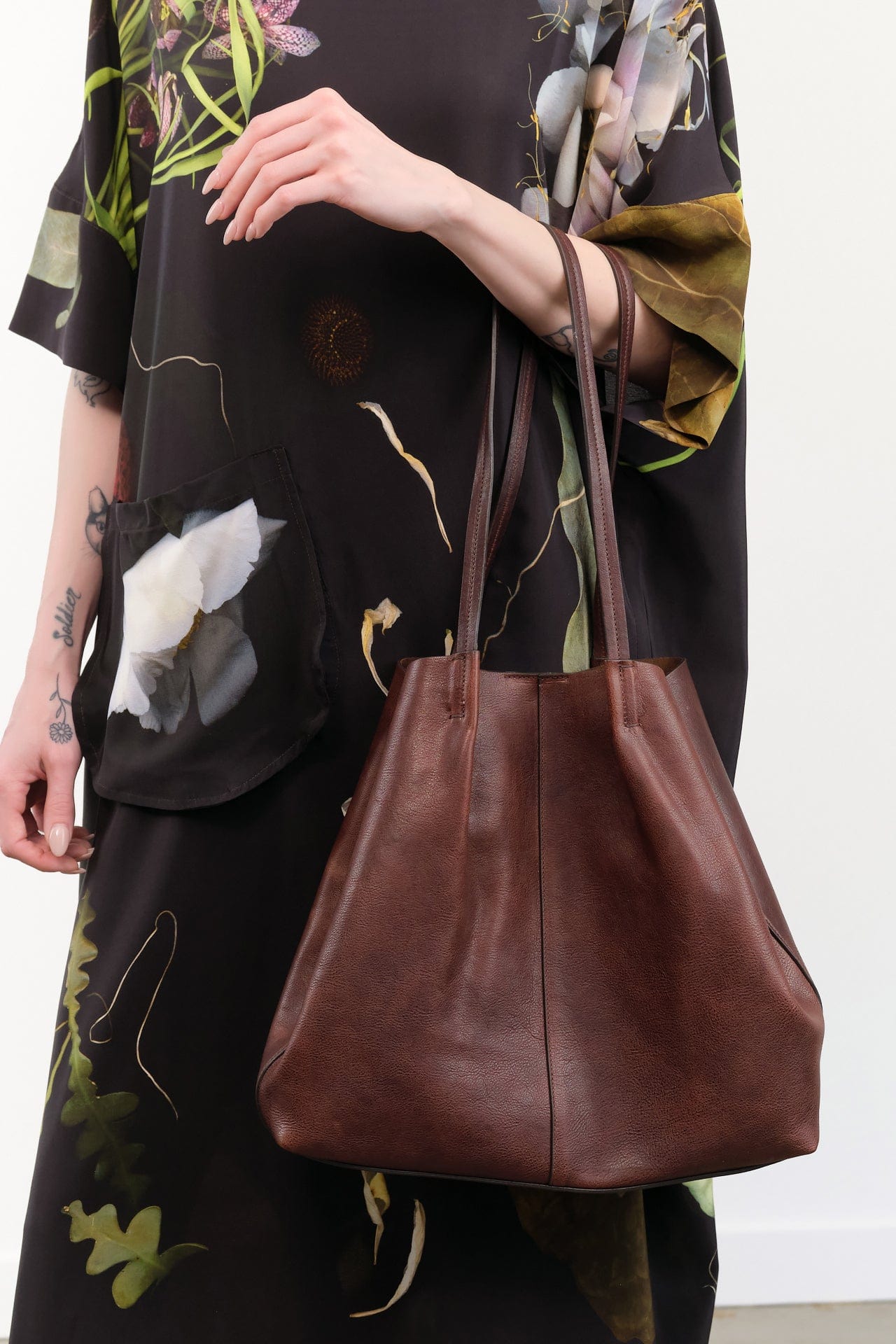 Il Bisonte Accessories Bags Nina Tote Bag Caffe / 17.75" L X 12.5" H X 7" D