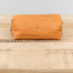 Il Bisonte Accessories Bags Populonia Cowhide Beauty Case in Naturale Naturale / 9" L X 4.5" H X 5" D