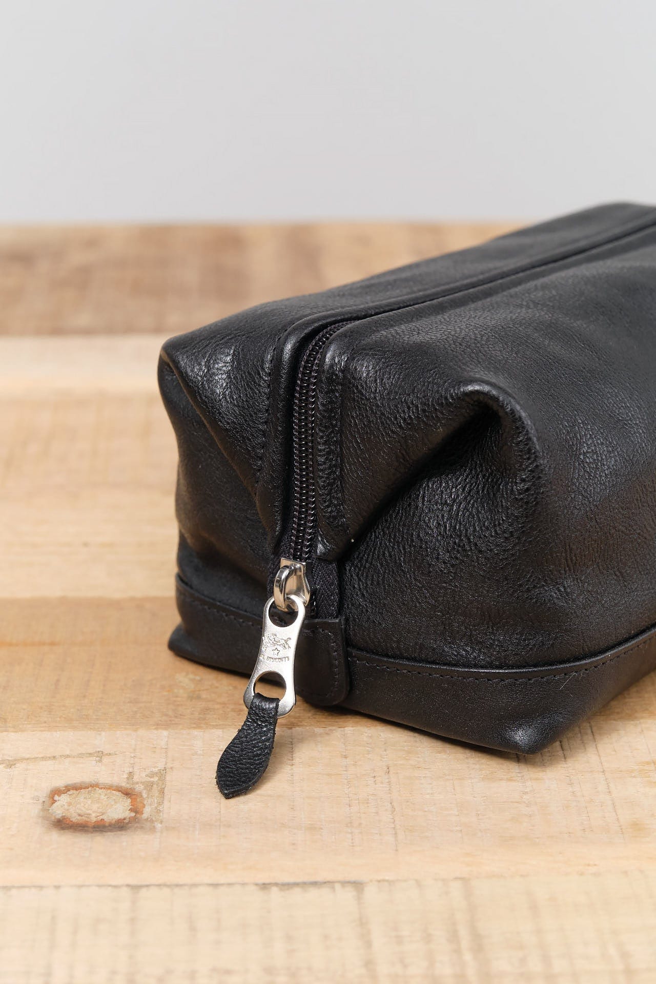 Il Bisonte Accessories Bags Populonia Cowhide Beauty Case in Nero Nero / 9" L X 4.5" H X 5" D