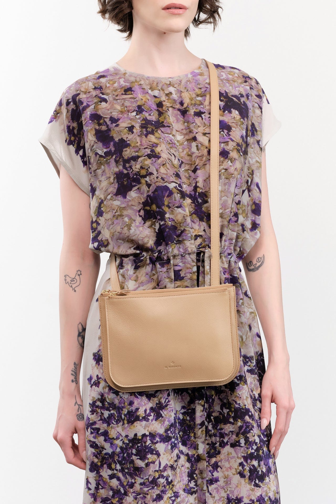 Il Bisonte Accessories Bags Roseto Crossbody Bag in Caffe Latte Caffe Latte / 9.75" L X 7" H X 0.75" D