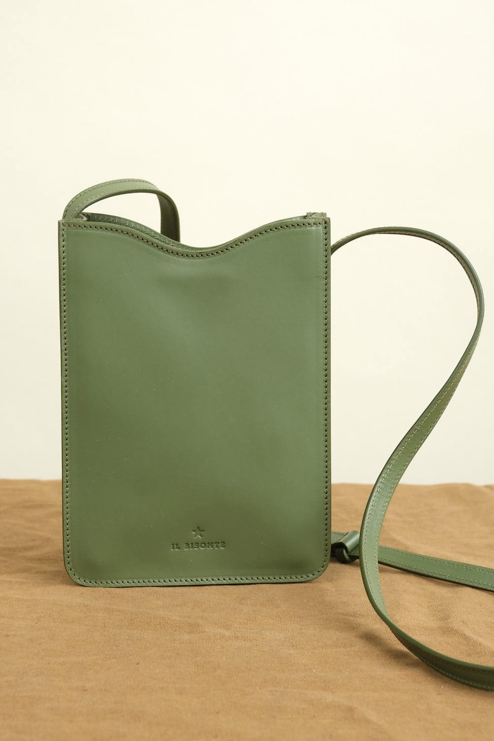 Il Bisonte Accessories Bags Roseto Crossbody Bag in Cipresso Cipresso / 5.5" W X 7.75" H X 2" D