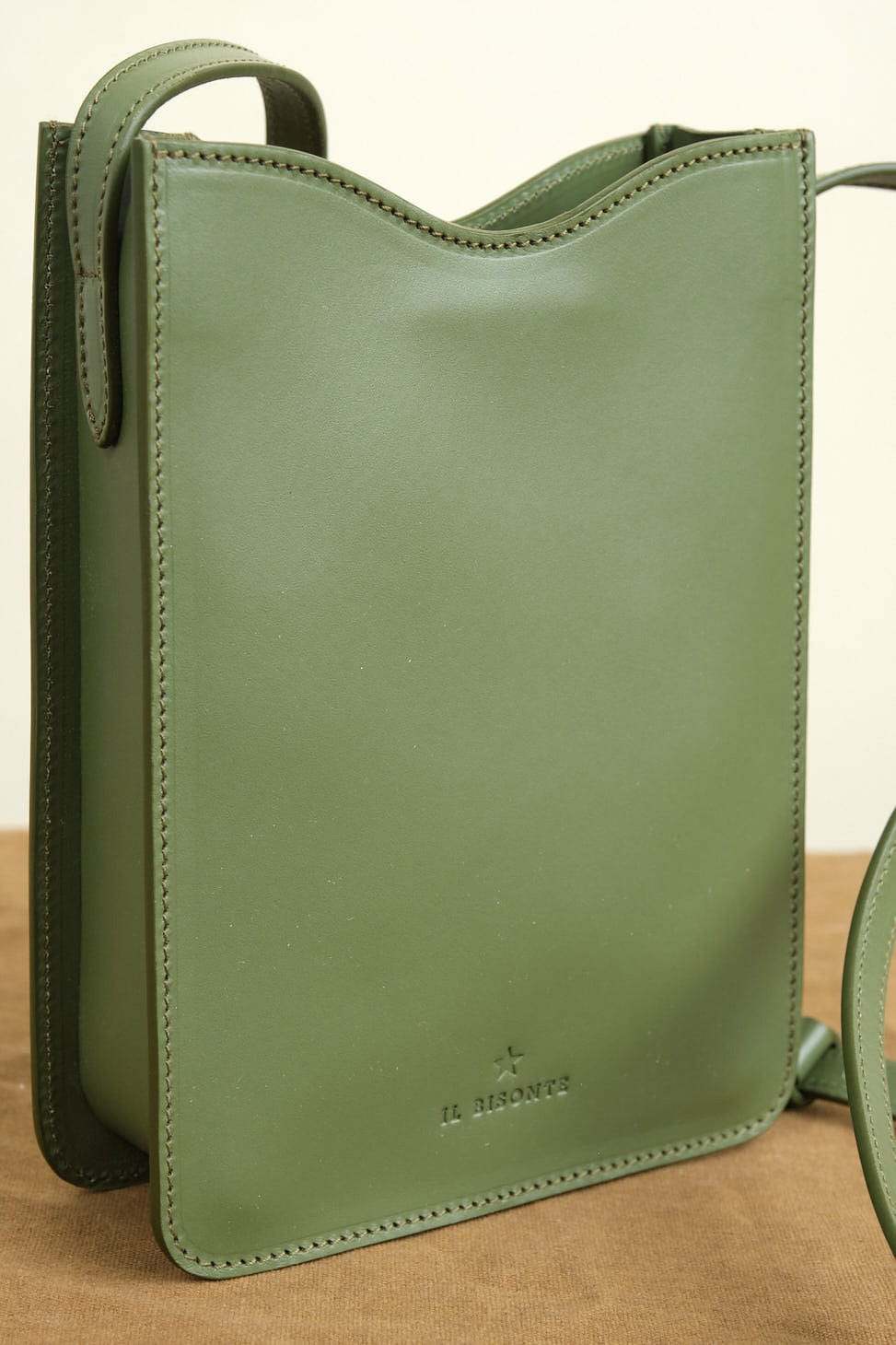 Il Bisonte Accessories Bags Roseto Crossbody Bag in Cipresso Cipresso / 5.5" W X 7.75" H X 2" D
