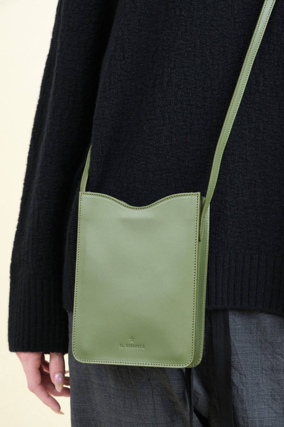 Il Bisonte Accessories Bags Roseto Crossbody Bag in Cipresso Cipresso / 5.5" W X 7.75" H X 2" D
