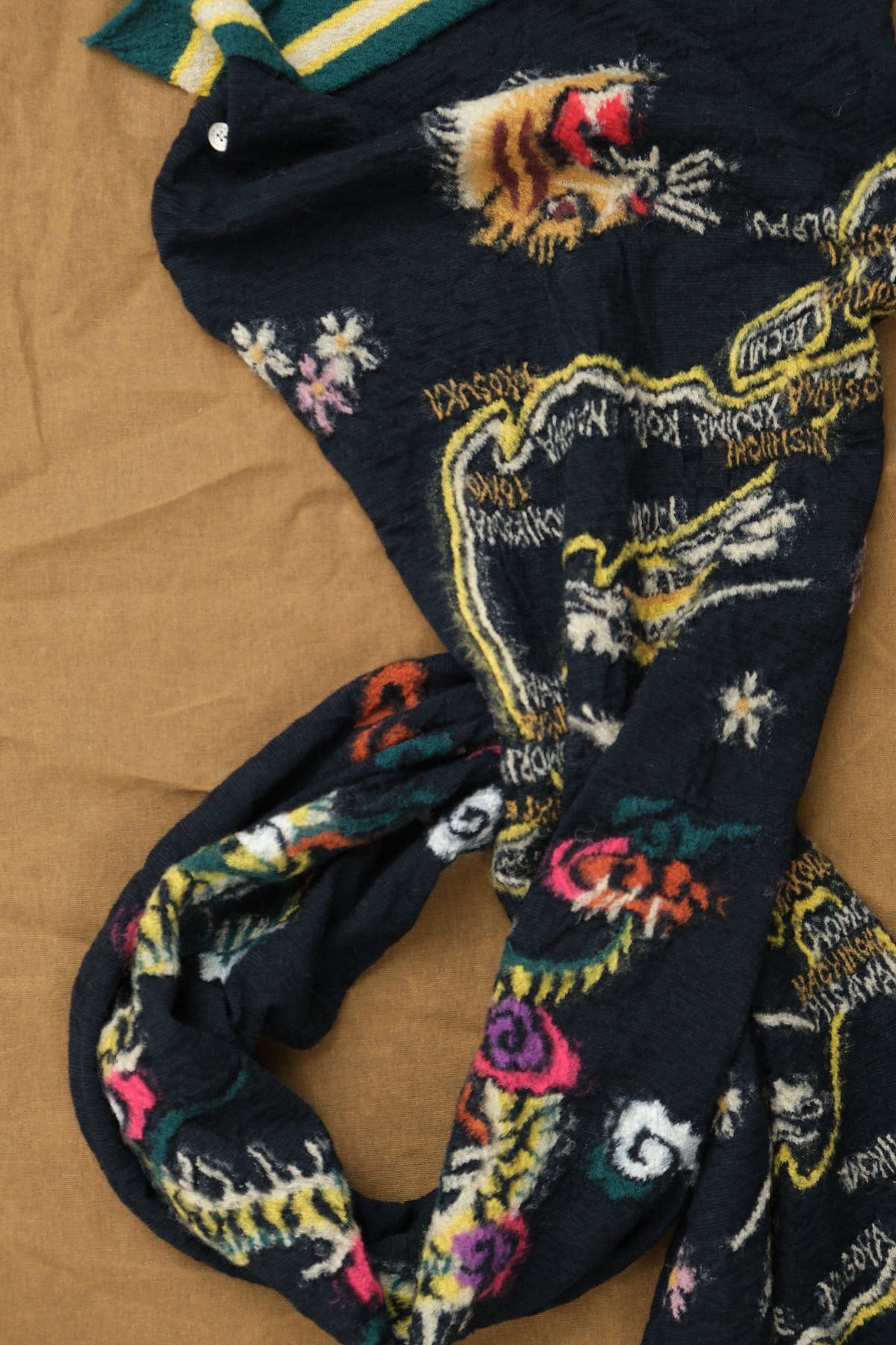 SOUVENIR Fulling Wool HAPPY Scarf