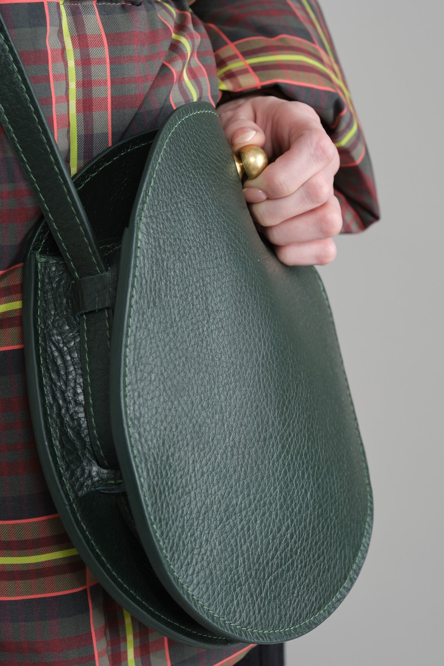 Closure and side of Eggi Bag